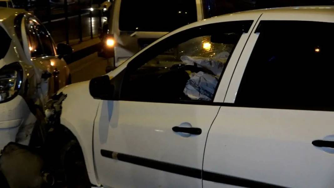 Antalya’da 6 Araç Birbirine Girdi! Kilitlenen Kavşak Trafiğe Kapandı 3